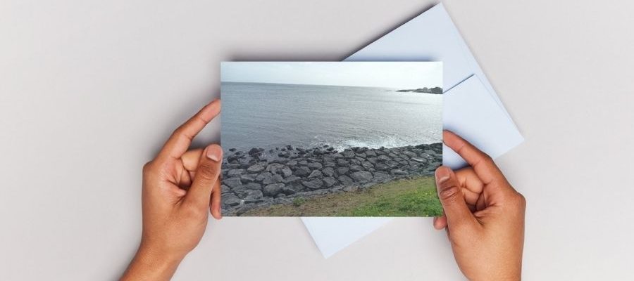 Inspirations-Postkarten Zwei Hände halten Postkarte in der Hand